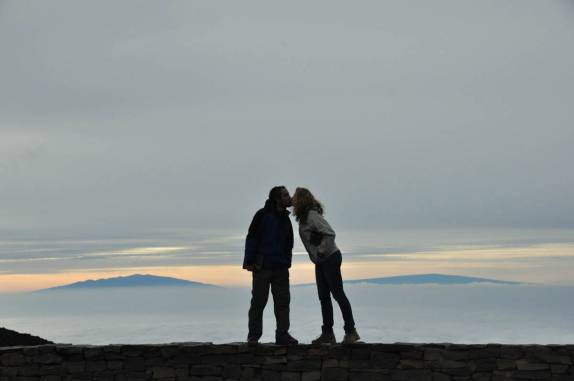 Um beijo no alto do vulcão Haleakala, em  Maui, no Havaí. Ao fundo, os vulcões Mauna Kea e Mauna Loa, mil metros mais altos, na Big island